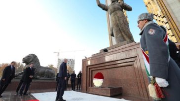TBMM Başkanı Kurtulmuş, Duşanbe'deki İsmail Somoni Anıtı'na &ccedil;elenk bıraktı