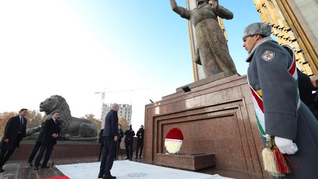 TBMM Başkanı Kurtulmuş, Duşanbe'deki İsmail Somoni Anıtı'na &ccedil;elenk bıraktı