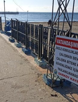 Tehlikeli İskeleye Kaymakamlık Uyarı Levhası Astı!