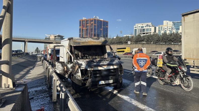 TEM Otoyolu'nda Ara&ccedil; Alev Aldı, S&uuml;r&uuml;c&uuml; Son Anda Kurtuldu