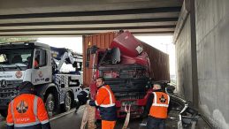 TEM'de feci kaza: Kendi kullandığı tırın altında hayatını kaybetti