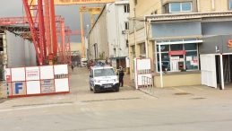 Tersanede İskelenin &Ccedil;&ouml;kmesi: 2 İş&ccedil;i Yaralı