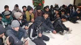 TIR dorsesinde gizlenen 42 ka&ccedil;ak g&ouml;&ccedil;men Amasya'da yakalandı