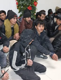 TIR dorsesinde gizlenen 42 kaçak göçmen Amasya'da yakalandı