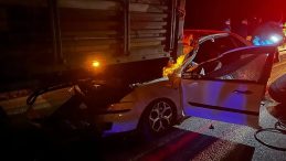 Tıra &ccedil;arpan otomobil hurdaya d&ouml;nd&uuml;: 1 &ouml;l&uuml;