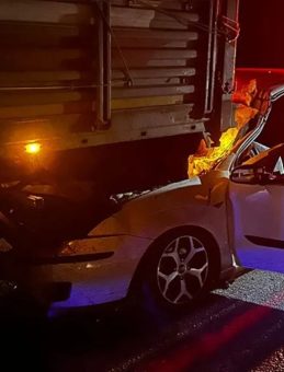 Tıra çarpan otomobil hurdaya döndü: 1 ölü