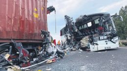 TIR&rsquo;a &ccedil;arpan otob&uuml;ste can pazarı: 7 &ouml;l&uuml;