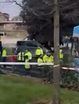 Topkapı'da Tramvay Raydan &Ccedil;ıktı