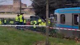 Topkapı'da Tramvay Raydan &Ccedil;ıktı; Yolcular G&uuml;venli Bir Şekilde Tahliye Edildi