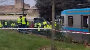 Topkapı'da Tramvay Raydan &Ccedil;ıktı; Yolcular G&uuml;venli Bir Şekilde Tahliye Edildi