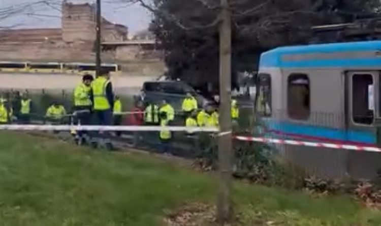 Topkapı'da Tramvay Raydan Çıktı; Yolcular Güvenli Bir Şekilde Tahliye Edildi
