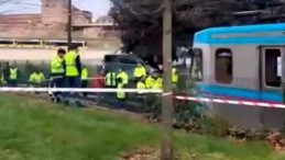 Topkapı'da tramvay raydan &ccedil;ıktı! Yolcular tahliye edildi