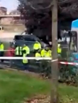 Topkapı'da tramvay raydan &ccedil;ıktı! Yolcular tahliye edildi