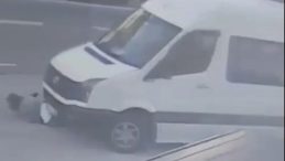 Trabzon'da Korkun&ccedil; Kaza: Servis Minib&uuml;s&uuml; Bir Kadını Metrelerce S&uuml;r&uuml;kledi!