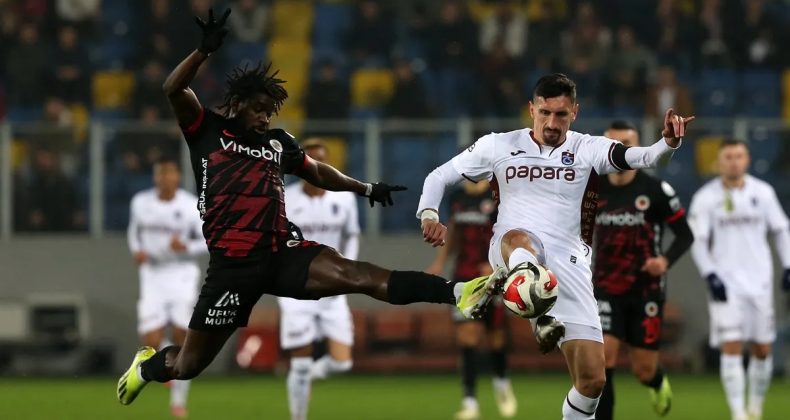 Trabzonspor&rsquo;da Stefan Savic Depresi! Ma&ccedil;a Devam Edemedi