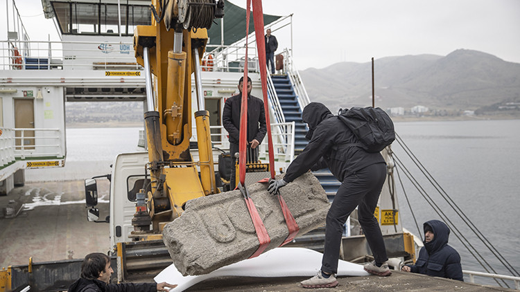 Tunceli'de Suların &Ccedil;ekilmesiyle G&uuml;n Y&uuml;z&uuml;ne &Ccedil;ıkan Tarihi Eser M&uuml;zeye Taşındı