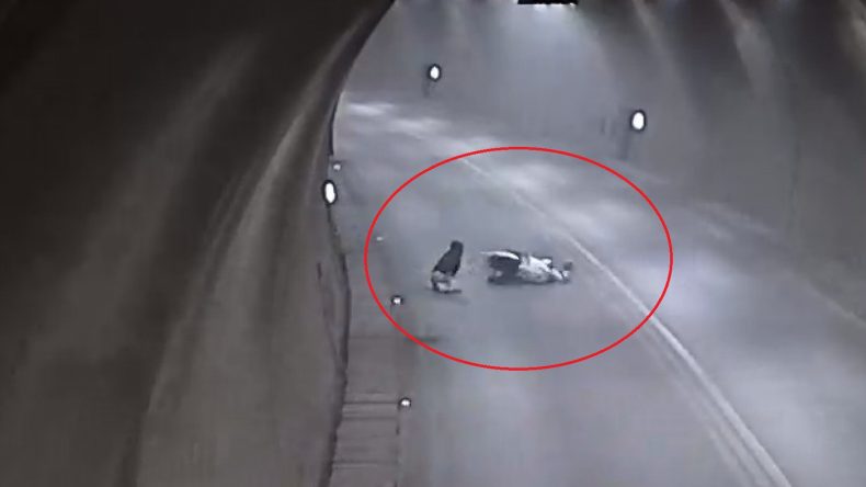 T&uuml;nelde Motosikletin Takla Attığı Kaza Kamerada