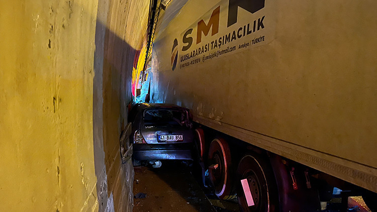 T&uuml;nelde otomobil, TIR ile duvar arasında sıkıştı