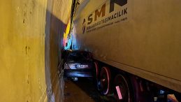 T&uuml;nelde otomobil, TIR ile duvar arasında sıkıştı
