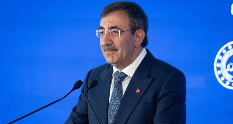 T&uuml;rkiye Y&uuml;zyılı'nda Yapay Zeka Hedefi! Cevdet Yılmaz: Kamu ve &Ouml;zel Sekt&ouml;rde Dijital D&ouml;n&uuml;ş&uuml;m Hızlanacak