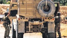 &Uuml;&ccedil; Amerikalı ve İki Asker Hayatını Kaybetti