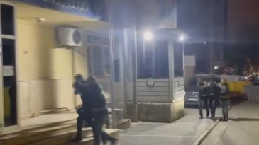 &Uuml;mraniye'de Atat&uuml;rk Portresine T&uuml;k&uuml;ren Kurye G&ouml;zaltına Alındı