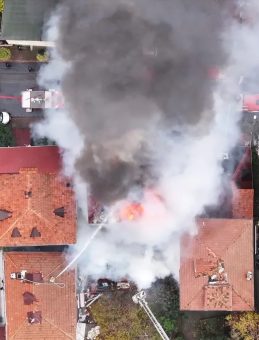 &Uuml;mraniye'de Korkutucu Yangın: &Ccedil;atıdan Başlayan Alevler İki Eve Daha Sı&ccedil;radı!