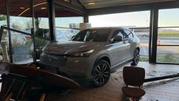 &Uuml;nl&uuml; M&uuml;zisyen Restorana Ara&ccedil;la Daldı! İki Yaralı