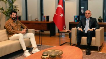 &Uuml;nl&uuml; Oyuncu Burak &Ouml;z&ccedil;ivit'ten Bakan Ersoy'a Ziyaret