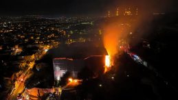 &Uuml;sk&uuml;dar'da Ahşap Bina Alev Alev Yandı