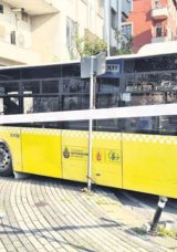 &Uuml;sk&uuml;dar&rsquo;da İETT Otob&uuml;s&uuml; B&ouml;rek&ccedil;iye Girdi: 4 Yaralı