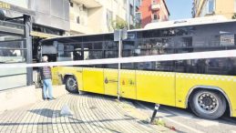 &Uuml;sk&uuml;dar&rsquo;da İETT Otob&uuml;s&uuml; B&ouml;rek&ccedil;iye Girdi: 4 Yaralı