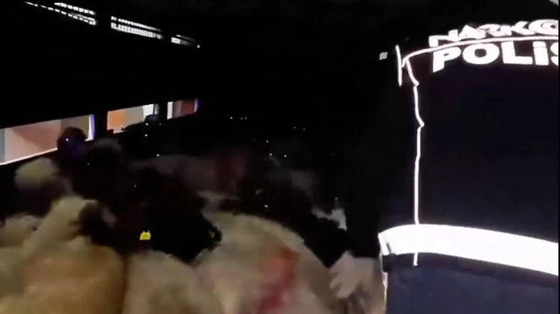 Uyuşturucuyu K&uuml;&ccedil;&uuml;kbaş Hayvanların İ&ccedil;inde Sakladılar: İki Kişi G&ouml;zaltında