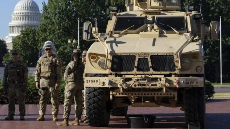 Washington&rsquo;da Askeri Varlık Artıyor: Ulusal Muhafızların T&uuml;m&uuml;ne Silah Verildi