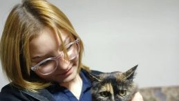 Yaralı Kediyi Sahiplendiren &Ouml;ğrencilerden &Ouml;rnek Davranış