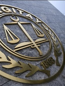 Yargıtay'dan Emsal Karar: İş Yerindeki "Zorlayıcı Sebep" İhbar Tazminatını Etkilemez