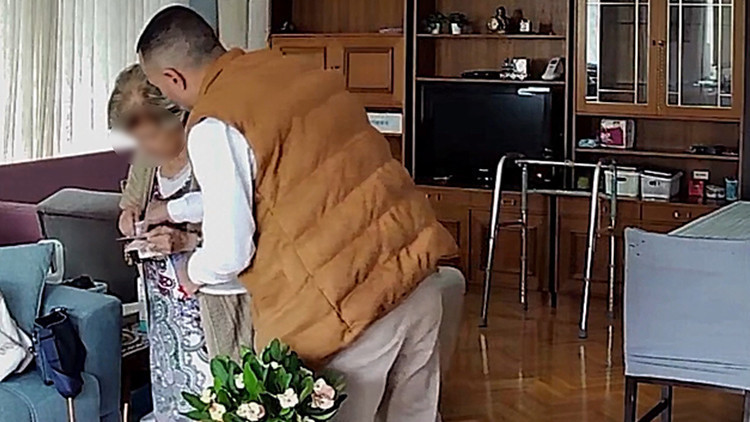 Yaşlı Kadınları Hedef Alan Dolandırıcı G&uuml;venlik Kamerasına Yakalandı