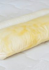 Yastıklardaki Sarı Lekeleri Kolayca &Ccedil;ıkarın! &Ccedil;amaşır Makinenize Eklemeye Yeter!