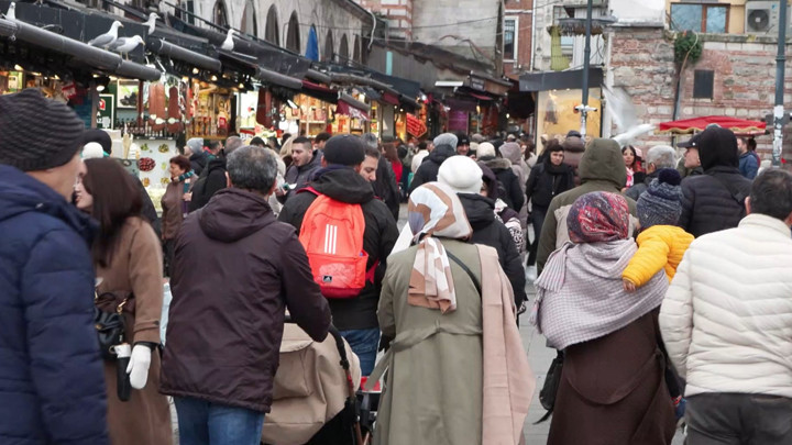 Yeni Yıla Bir G&uuml;n Kala Emin&ouml;n&uuml;'nde Alışveriş Yoğunluğu