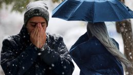 Yoğun Kar Yağışı ve Sağanak Bekleniyor: Meteoroloji'den Şiddetli Yağış, R&uuml;zgar ve Buzlanma İhbarı | Her Yer Beyaza B&uuml;r&uuml;nd&uuml;: Kar Tatili Olan İller