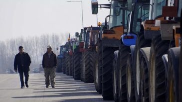 Yunanistan&rsquo;da &Ccedil;ift&ccedil;iler Yol Kapatma Eylemi Ger&ccedil;ekleştiriyor: Selanik-Atina Hattı Tıkanıyor