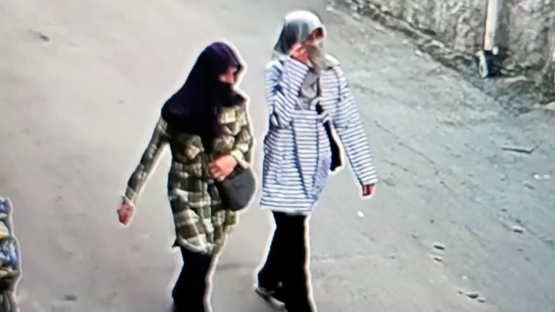 Y&uuml;zlerini Eşarpla Gizleyen Anne-Kız, Evlerden Altın ve Ziynet Eşyası &Ccedil;aldı