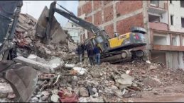 Zeytinburnu'ndaki Kontroll&uuml; Yıkımda Faciadan D&ouml;n&uuml;ld&uuml;: İş Makinesi Operat&ouml;r&uuml; Yaralandı!