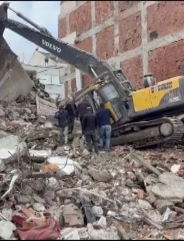 Zeytinburnu'ndaki Kontrollü Yıkımda Faciadan Dönüldü: İş Makinesi Operatörü Yaralandı!