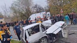 Zonguldak'ta Meydana Gelen Feci Kazada &Ouml;l&uuml; Sayısı İki Oldu: Otomobil Kamyonla &Ccedil;arpıştı ve İkiye B&ouml;l&uuml;nd&uuml;!