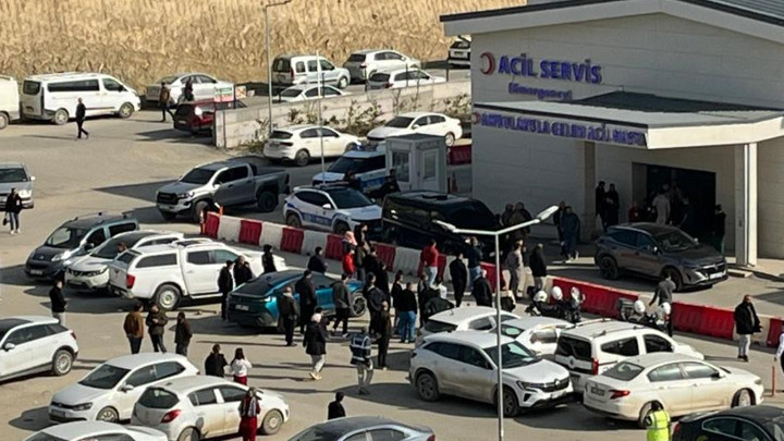 'Canlı bombayım' dedi, ortalık karıştı! Hastanede b&uuml;y&uuml;k panik yaşandı, kırmızı alarm verildi…