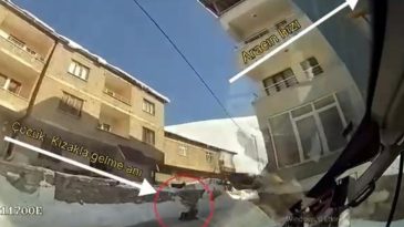 11 Yaşındaki &Ccedil;ocuğun Trajik &Ouml;l&uuml;m&uuml;! Kızakla Kayarken Halk Otob&uuml;s&uuml; &Ccedil;arptı