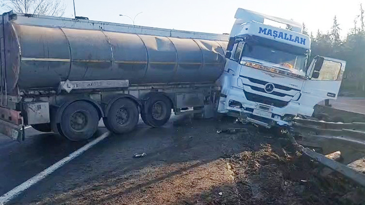 2 TIR ile 1 otomobil &ccedil;arpıştı: 2 &ouml;l&uuml;