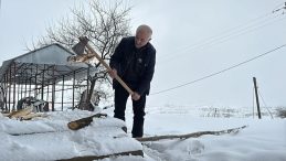 200 Haneli K&ouml;yde Kışın Sadece Bir Aile Kalıyor! Sebebi Şaşırtıyor