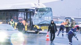 3 İETT Otob&uuml;s&uuml; Zincirleme Kaza Yaptı, 5 Yaralı